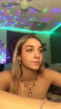 Smiling American Stickam beauty