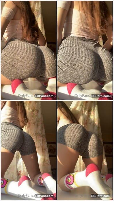 Maytiyn topless Russian onlyfans girl show her perfect ass in wet pants. She loves fucking with dildo and real white cocks.