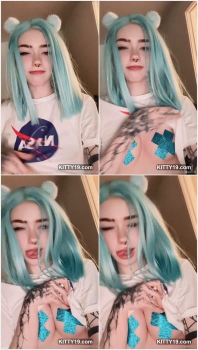 Saekkico porn star and sex lover girl open her t-short and show her small tits for fans and guys. Download now and enjoy!