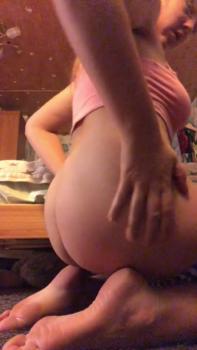 Omegle girl 18 yo squirts for first time masturbating solo