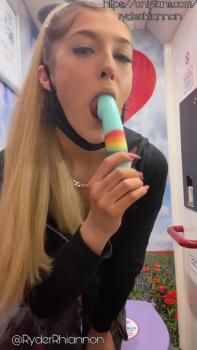 Omegle nude Latina brunette is the queen of squirts