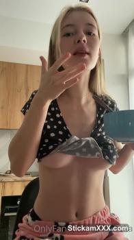 Stickam girl kissed on her virgin pussy