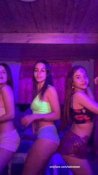 Little April teen Stickam babe masturbates