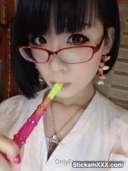 STICKAM PORN - SUCKING HER FINGERS