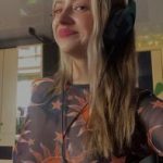 Foot massage for a naked girl with a shaved pussy - Stickam teen