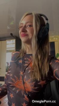 Foot massage for a naked girl with a shaved pussy - Stickam teen