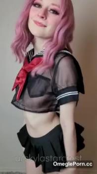 Schoolgirl shows her ass - Stickam porn